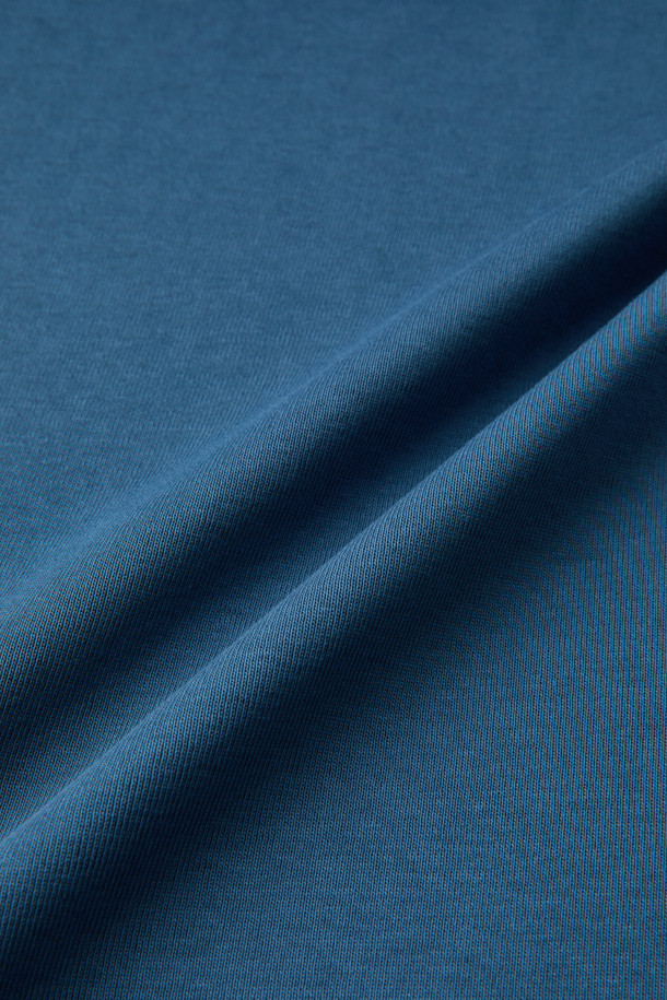 네이비 다잉 티셔츠는 캐주얼 및 미니멀 스타일을 즐기는 남성을 위한 긴 소매 티셔츠입니다. 봄, 가을에 어울리는 레귤러 핏으로, 일상과 산책 시 편안하게 착용할 수 있습니다. 부드러운 면 소재에 루나 다잉 기법으로 은은한 그라데이션 염색을 더해 유니크한 분위기를 연출합니다. 소매 시보리가 있어 활동성을 높였으며, 라운드넥 디자인으로 어떤 스타일에도 쉽게 매치할 수 있습니다.
