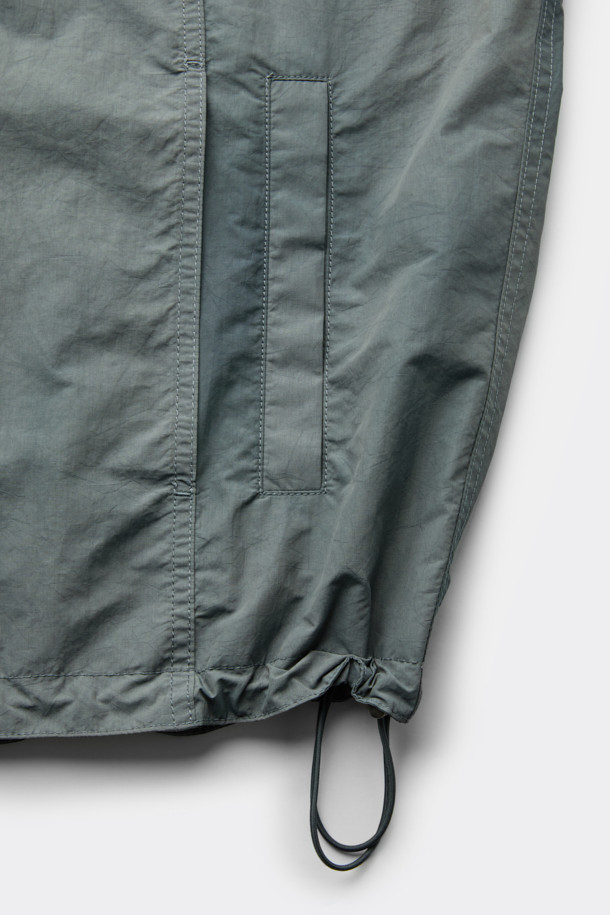 다크 그레이 아노락 재킷은 봄, 가을에 어울리는 스포티한 무드의 아우터입니다. 불규칙한 다잉 기법으로 유니크함을 더했으며, 하이넥 디자인과 가슴 포켓, 사이드 이중 포켓으로 실용성을 높였습니다. 넉넉한 오버핏으로 편안한 착용감을 선사하며, 소매 턱 디테일과 하단 스트링으로 다양한 스타일 연출이 가능합니다. 메쉬 안감과 나일론, 코튼 혼방 소재로 제작되어 쾌적함을 유지하며, 산책룩, 여행룩, 시티보이 스타일을 완성합니다.
