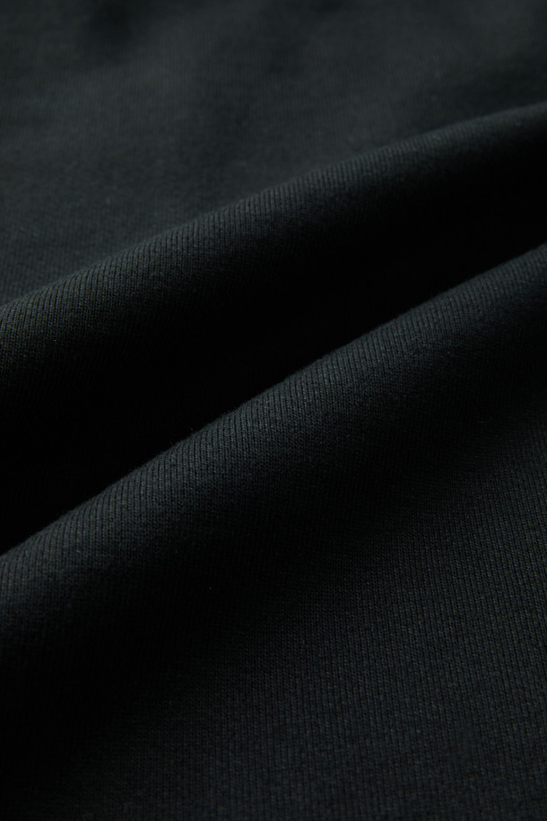 블랙 하프넥 반집업 스웨트셔츠는 남성을 위한 베이직하고 캐주얼한 스타일의 상의입니다. 두께감 있는 면 소재로 제작되어 가을과 겨울에 따뜻하게 착용할 수 있으며, 릴랙스 핏으로 편안한 착용감을 제공합니다. YKK 금속 지퍼와 시보리 마감, 어깨 절개선 디테일이 특징이며, 출근룩과 캠핑룩 등 다양한 TPO에 활용할 수 있습니다. 미니멀, 캐주얼, 클래식 스타일을 선호하는 분들께 추천합니다.
