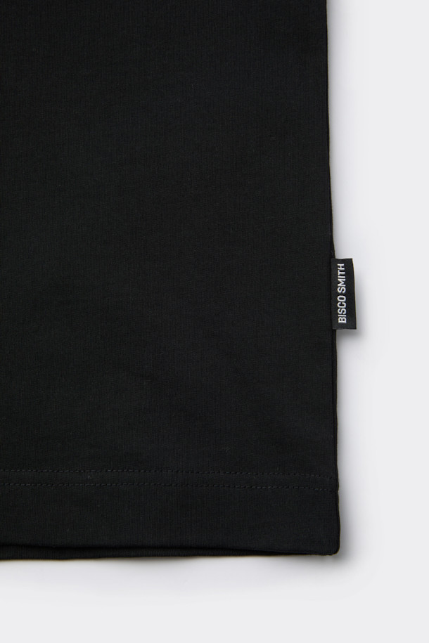 [비스코 스미스] 블랙 그래픽 반팔 티셔츠는 스트릿과 캐주얼 스타일을 즐기는 당신을 위한 아이템입니다. 부드러운 면 소재로 제작되어 편안한 착용감을 선사하며, 봄, 여름 시즌에 적합합니다. BISCO SMITH 작가의 'AsAbove' 작품 모티브를 그래픽 자수와 함께 전면에 담아 유니크한 디자인을 완성했습니다. 뒷넥에는 작가 시그니처 프린팅을 더해 소장 가치를 높였습니다. 릴랙스 핏과 라운드넥 디자인으로 어떤 스타일에도 자연스럽게 어울립니다.
