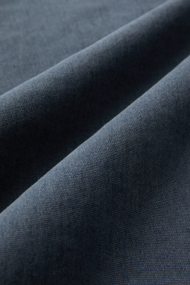 HED MAYNER(헤드 메이너) Grey Dyed 스웻셔츠는 미니멀하고 베이직한 스타일의 오버핏 상의입니다. 두꺼운 면과 아크릴 혼방 소재로 제작되어 뻣뻣한 촉감을 주며, 봄, 가을, 겨울 계절에 착용하기 좋습니다. 무지 디자인에 어깨 봉제선이 없고, 피그먼트 다잉 처리로 은은한 그레이 컬러를 연출합니다. 긴 소매, 라운드넥, 그리고 시보리 디테일과 사이드 포인트 라벨이 특징이며, 집콕룩이나 산책룩은 물론 캐주얼, 클래식 스타일로도 활용 가능합니다.
