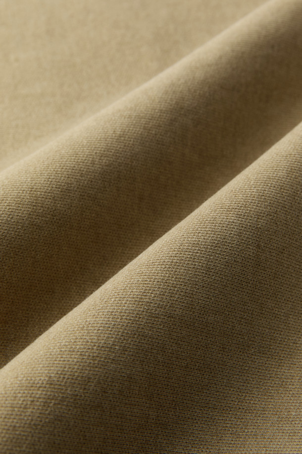 [HED MAYNER] 베이지 다잉 스웻셔츠는 미니멀하고 베이직한 스타일을 추구하는 남성들을 위한 제품입니다. 뻣뻣한 촉감의 두꺼운 면, 아크릴 혼방 소재로 제작되어 봄, 가을, 겨울 모두 착용 가능하며 오버핏 실루엣을 연출합니다. 피그먼트 다잉 처리로 빈티지한 멋을 더했고, 어깨선이 없는 디자인과 가로 결 방향 원단, 밑단 및 소매 시보리가 특징입니다. 라운드넥에 긴 소매 기장으로, 일상에서 편안하게 스타일리시함을 더할 수 있습니다.
