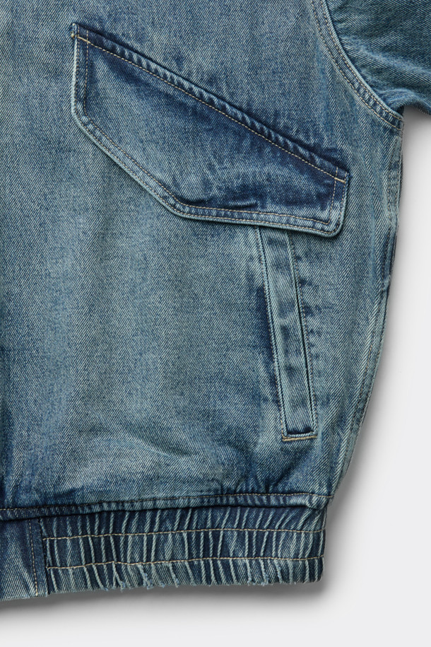 인디고 컬러의 블루 데님 디트로이트 재킷입니다. 봄, 가을에 어울리는 중간 두께감의 면 데님 소재로 제작되었으며, 릴랙스 핏으로 편안한 착용감을 선사합니다. YKK 2-Way 지퍼와 히든 포켓, 밑단 밴딩 디테일이 특징이며, 캐주얼, 스트릿 스타일을 즐겨 입는 남성분들에게 추천합니다. 데이트룩, 봄 소풍룩 등 다양한 TPO에 활용 가능하며, 미니멀한 스타일 연출에도 좋습니다. 긴 소매 기장으로 어떤 룩에도 잘 어울립니다.
