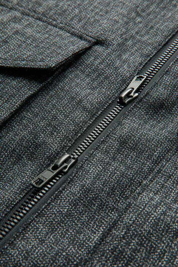 블랙 울 트위드 지퍼 재킷은 가을과 겨울, 당신의 스타일을 완성할 남성용 아우터입니다. 클래식하고 미니멀한 무드를 자아내며, 출근룩, 비즈니스 캐주얼, 모임룩 등 다양한 TPO에 활용하기 좋습니다. 릴랙스핏으로 편안함을 선사하며, YKK 2-Way 지퍼와 가슴 2포켓 디자인으로 실용성을 더했습니다. 두꺼운 울 소재의 트위드 패턴은 고급스러운 질감을, 긴 소매는 따뜻함을 책임집니다. 시크한 스타일을 연출하고 싶은 당신에게 완벽한 선택이 될 것입니다.
