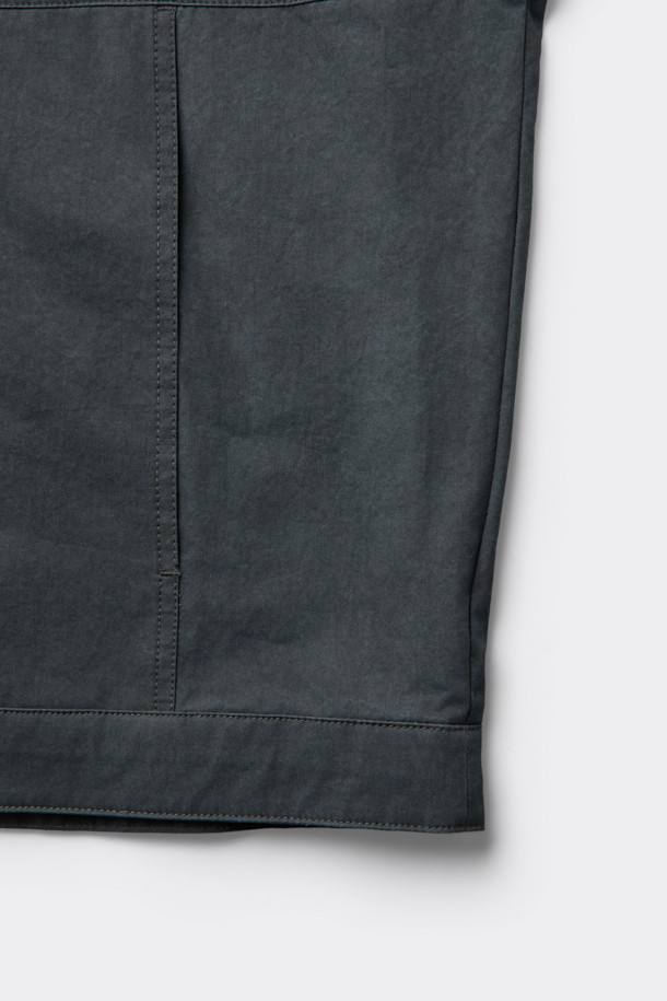 그레이 컬러의 면 혼방 소재로 제작된 후드 집업 재킷입니다. 봄, 가을 간절기에 활용하기 좋은 베이직하고 캐주얼한 스타일의 남성 의류입니다. 후드 스트링과 밑단 스트링으로 핏 조절이 가능하며, 부드러운 촉감과 릴랙스 핏으로 편안한 착용감을 선사합니다. YKK 2-Way 지퍼와 빈티지 다잉 가공으로 디테일을 더했습니다. 산책룩, 봄 소풍룩 등 다양한 일상 스타일링에 활용하기 좋습니다.
