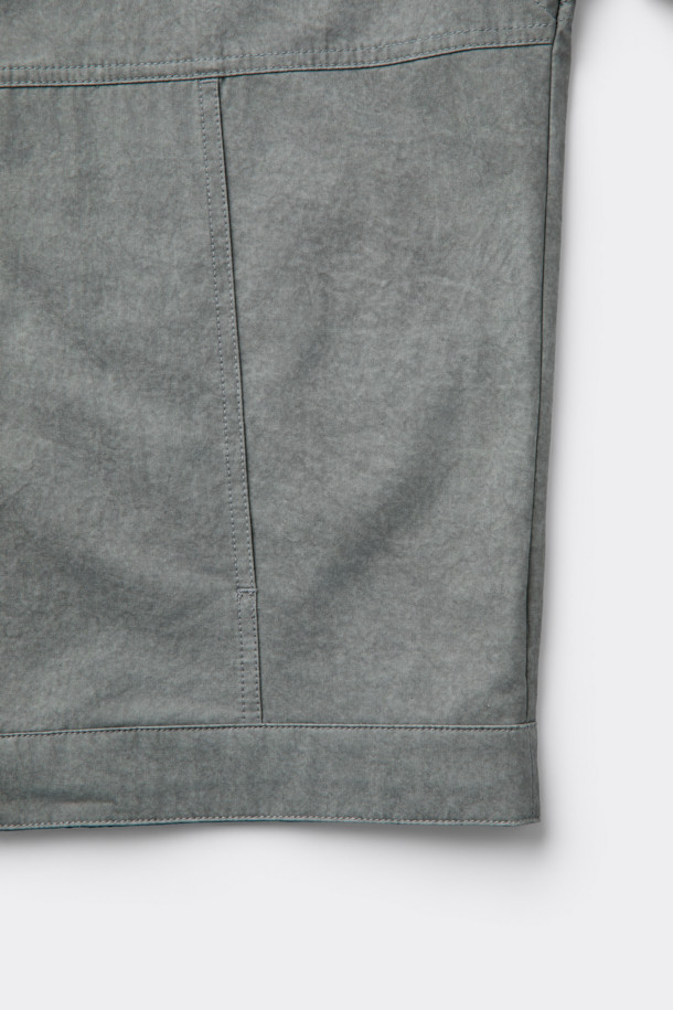 라이트 그레이 면 후드 집업 재킷은 캐주얼하고 미니멀한 스타일을 추구하는 남성분들을 위한 제품입니다. 봄, 가을에 적합하며, 부드러운 촉감의 면 소재로 제작되어 편안한 착용감을 선사합니다. 릴랙스 핏과 레귤러 기장으로 제작되어 편안한 착용감을 제공하며, YKK 2-Way 지퍼와 빈티지 다잉 가공으로 디테일을 더했습니다. 출근룩과 여행룩 등 다양한 TPO에 활용 가능하며, 무지 디자인으로 어떤 스타일에도 쉽게 매치할 수 있습니다.
