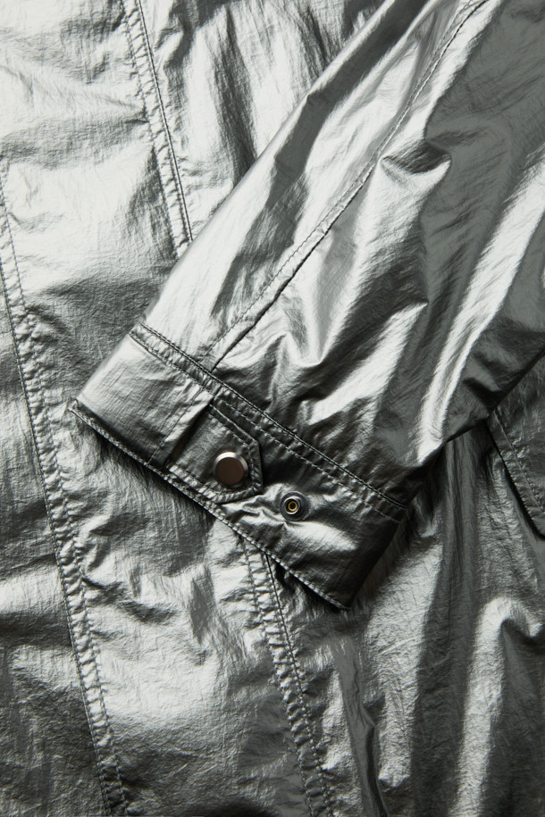 실버 4way 후드 재킷은 남성용 점퍼로, 봄, 가을 간절기에 활용하기 좋은 아이템입니다. 캐주얼, 스포티, 미니멀 스타일을 모두 소화할 수 있으며, 여행룩, 산책룩에 적합합니다. 가볍고 얇은 나일론 소재로 제작되어 편안한 착용감을 제공하며, 오버핏으로 트렌디한 스타일을 연출합니다. 탈부착 후드, 허리 스트링, 4way 변형, 밑단 폴딩 기능으로 다양한 스타일을 연출할 수 있으며, 사이즈 조절 기능이 있어 실용적입니다.
