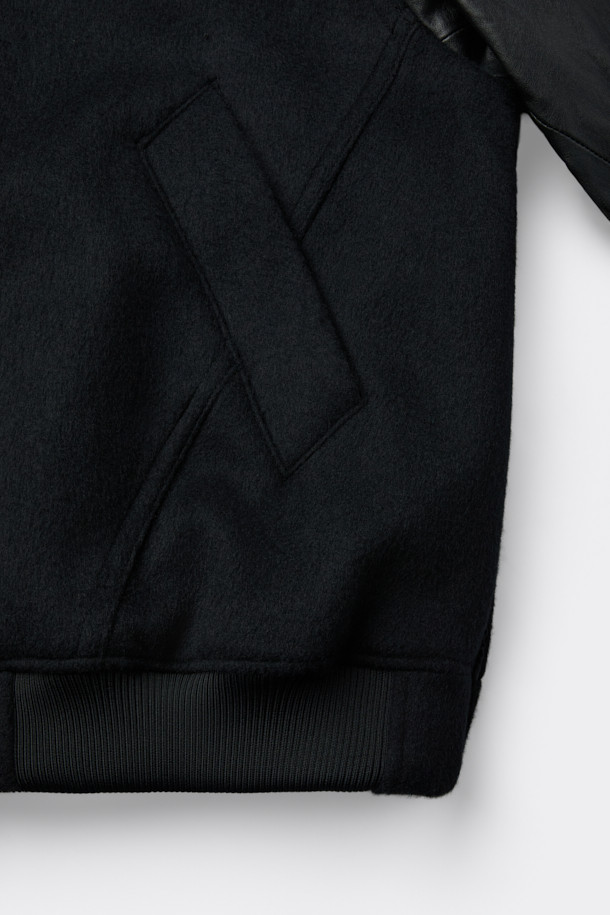 블랙 바시티 재킷은 가을과 겨울, 쌀쌀한 날씨에 따뜻하게 착용하기 좋은 남성용 아우터입니다. 스포티하면서도 캐주얼한 무드를 연출하며, 오버핏으로 편안한 착용감을 선사합니다. 울, 나일론, 레더 소재를 사용하여 부드러운 촉감과 두꺼운 두께감을 자랑합니다. 일상, 출근룩, 모임룩 등 다양한 TPO에 활용 가능하며, 무지 디자인으로 미니멀한 스타일을 완성합니다. 카라 탈부착, 패딩 충전재, 밑단/소매 시보리, 기모 소재 등 다양한 디테일이 돋보입니다.
