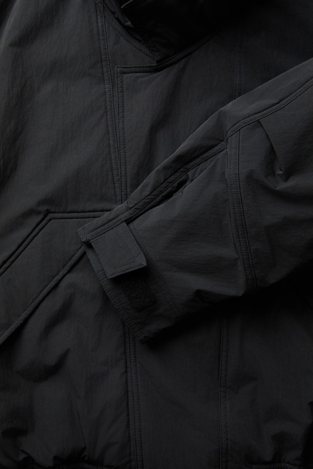 블랙 레이싱 재킷은 남성용 아우터로, 가을과 겨울에 따뜻하게 착용할 수 있습니다. 스포티하면서도 캐주얼한 무드를 연출하며, 일상 및 출근룩에 적합합니다. 릴랙스핏으로 편안한 착용감을 제공하며, 두꺼운 두께감으로 보온성을 높였습니다. 무지 디자인에 YKK 2-Way 지퍼와 이중 여밈 디테일이 돋보이며, 폴리에스테르, 나일론, 면 혼방 소재로 제작되었습니다. 긴 소매 기장의 패딩 코트 타입 레이싱 재킷입니다.
