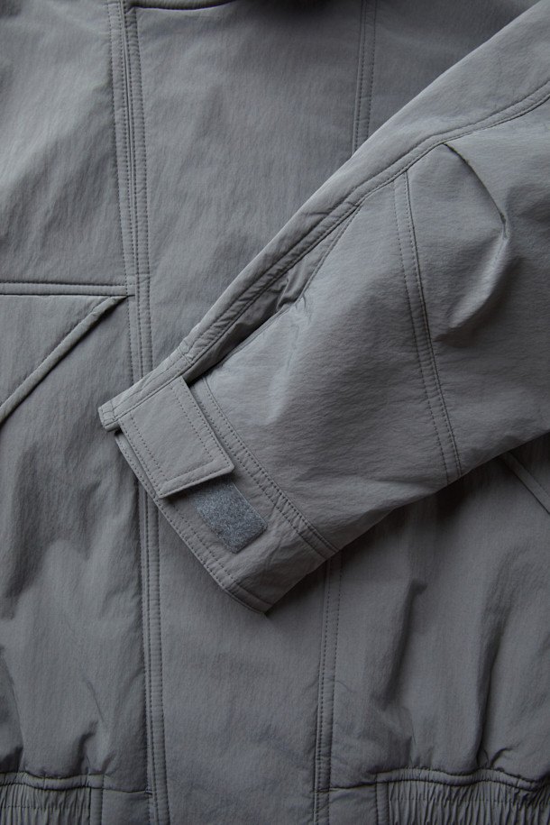 그레이 컬러의 남성용 레이싱 재킷입니다. 릴랙스 핏으로 제작되었으며, 두꺼운 두께감으로 봄, 가을에 착용하기 좋습니다. 무지 디자인에 YKK 2-Way 지퍼와 이중 여밈, 패딩 디테일이 돋보입니다. 출근룩과 모임룩에 캐주얼, 스포티, 미니멀한 스타일로 연출하기 좋습니다. 폴리에스테르, 나일론, 면 혼방 소재의 긴 소매 스포츠 재킷입니다.
