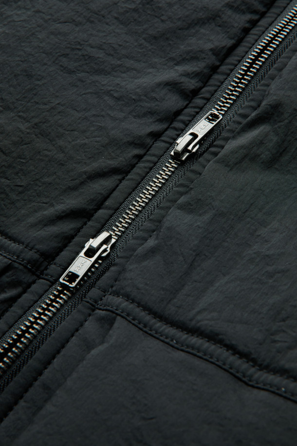 블랙 하이넥 패디드 블루종은 남성용 점퍼로, 가을과 겨울에 따뜻하게 착용할 수 있는 두꺼운 두께감의 패딩 코트입니다. 스포티하면서도 캐주얼한 스타일을 연출하며, 일상 및 출근, 여행 시에도 활용하기 좋습니다. 나일론과 폴리우레탄 혼방 소재로 제작되어 넉넉한 오버핏을 자랑하며, YKK 2-Way 지퍼, 넥 이면 니트 시보리, 소매/밑단 밴딩 마감으로 편안한 착용감을 선사합니다. 보온 기능을 갖춰 추운 날씨에도 따뜻함을 유지하며, 무지 디자인으로 미니멀한 스타일을 완성합니다.
