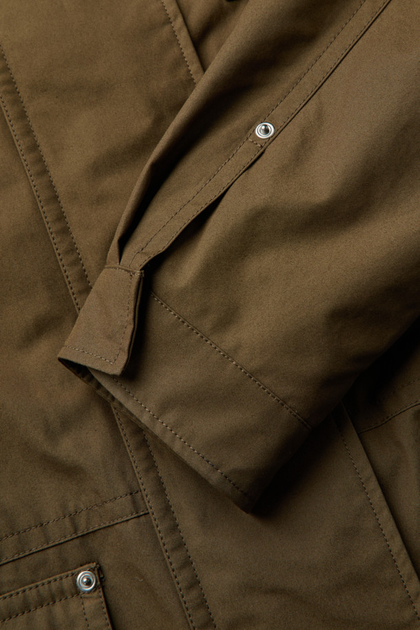 브라운 컬러의 Brown Millerain 파이어맨 재킷입니다. 가을과 겨울에 착용하기 좋은 두꺼운 두께감의 남성용 점퍼로, 밀리터리 및 클래식 스타일을 연출합니다. 면 소재로 제작되었으며, 오버핏 레귤러 기장으로 편안한 착용감을 선사합니다. 탈부착 가능한 패딩 내피와 카라 배색, YKK 2-Way 지퍼, 앞여밈 쇠고리 디테일이 특징입니다. 출근룩, 클래식, 미니멀, 워크웨어 스타일로 다양한 코디에 활용하기 좋습니다.
