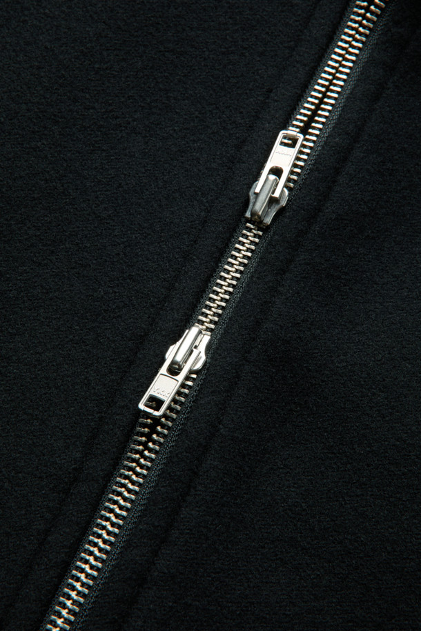 블랙 울 하이넥 재킷은 미니멀하고 베이직한 스타일을 추구하는 남성 고객을 위한 아우터입니다. 가을과 겨울, 출근룩에 적합하며, 오버핏으로 편안한 착용감을 선사합니다. 울과 나일론 혼방의 두꺼운 소재로 제작되어 보온성을 높였으며, 하이넥 디자인과 긴소매가 특징입니다. YKK 2-Way 지퍼, 밑단 스트링, 넥 이면 시보리 디테일로 기능성을 더했습니다.
