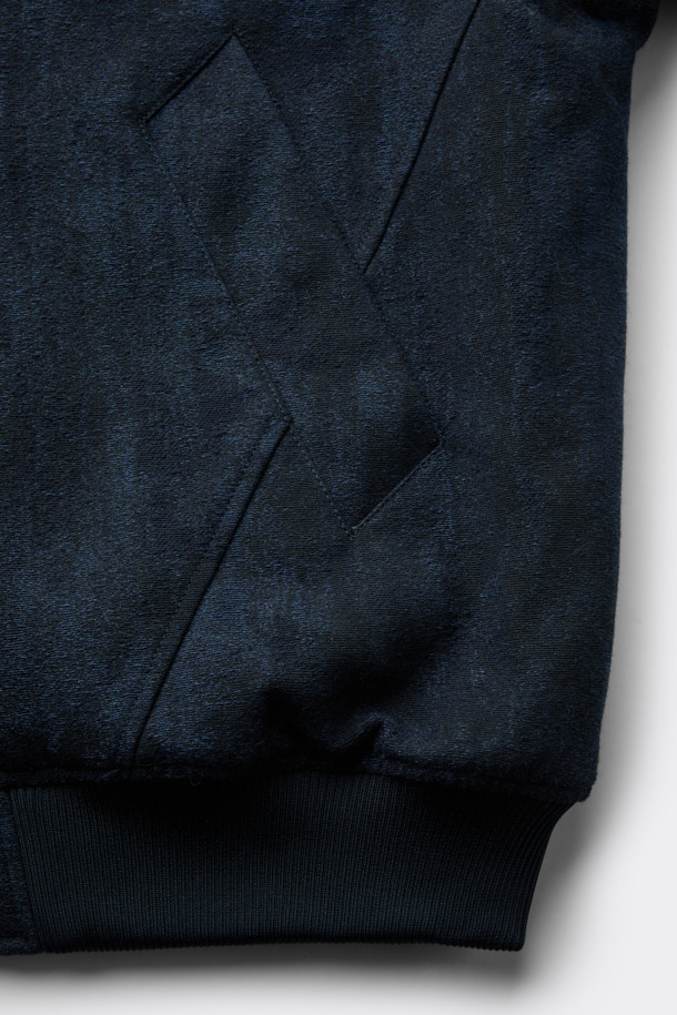 네이비 울 자카드 재킷은 가을과 겨울, 두 계절에 걸쳐 활용하기 좋은 남성용 점퍼입니다. 베이직하면서도 캐주얼한 스타일로, 출근룩과 데이트룩 등 다양한 TPO에 적합합니다. 고급스러운 울, 면, 폴리에스테르, 나일론 혼방 소재로 제작되어 두꺼운 두께감과 넉넉한 오버핏으로 편안한 착용감을 선사합니다. 자카드 패턴이 은은하게 돋보이며, 시보리 디테일과 YKK 2-Way 지퍼를 사용하여 실용성까지 더했습니다. 캐주얼, 클래식, 미니멀 스타일을 즐기는 남성분들께 추천합니다.
