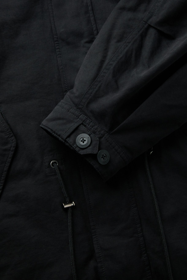 블랙 후드 라이너 필드 재킷은 남성용 점퍼로, 가을과 겨울에 착용하기 좋은 캐주얼 스타일의 아우터입니다. 무지 패턴의 블랙 컬러에 오버핏으로 디자인되었으며, 두꺼운 두께감으로 따뜻함을 더했습니다. 코튼, 폴리에스테르, 나일론 혼방 소재로 제작되었으며, 탈부착 가능한 다운 라이너가 내장되어 있어 보온성을 높였습니다. 허리 스트링과 YKK 2-Way 지퍼 디테일로 실용성을 더했으며, 긴소매와 후드 디자인으로 편안한 착용감을 제공합니다. 안감은 나일론 소재를 사용했습니다.
