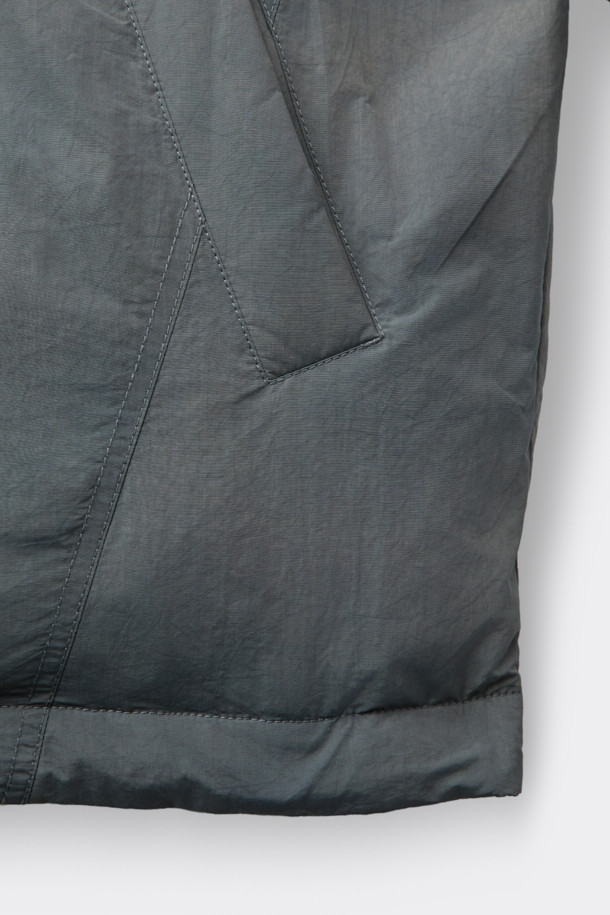 리버시블 다운 재킷은 겨울철 일상과 여행룩에 모두 활용하기 좋은 남성용 아우터입니다. 블랙 컬러의 무지 디자인으로, 캐주얼, 미니멀, 클래식 스타일을 즐겨 입는 분들께 추천합니다. 구스다운 80:20 충전재를 사용하여 보온성을 높였으며, YKK 2-Way 지퍼와 빈티지 워싱 디테일로 고급스러움을 더했습니다. 두꺼운 두께감의 오버핏으로 편안한 착용감을 선사하며, 필요에 따라 양면을 활용할 수 있어 실용적입니다. 긴 소매 기장의 레귤러 기장으로, 어떤 스타일에도 자연스럽게 매치됩니다.
