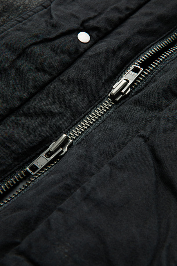 그레이 데님 다잉 후드 다운 재킷은 남성용 겨울 아우터입니다. 캐주얼 및 빈티지 스타일을 결합하여 독특한 분위기를 연출하며, 오버핏의 넉넉한 핏으로 편안함을 더했습니다. 무지 패턴의 데님 소재에 구스다운 80:20 충전재를 사용하여 보온성을 높였으며, 빈티지한 촉감이 특징입니다. YKK 2-Way 지퍼와 파이핑 라인 디테일로 디자인의 완성도를 높였으며, 두꺼운 두께감으로 추운 날씨에도 따뜻하게 착용할 수 있습니다.
