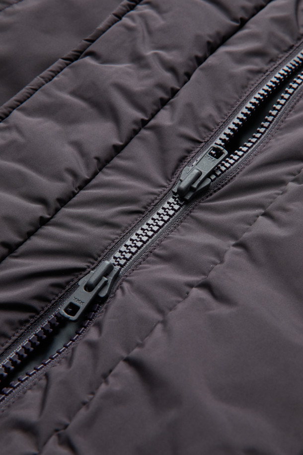 와인 컬러의 Wine Light Fabric 후드 다운 재킷은 겨울철 일상룩과 출근룩에 모두 잘 어울리는 남성용 아우터입니다. 미니멀한 스타일을 추구하는 남성분들을 위한 오버핏 디자인으로, 부드러운 촉감의 폴리에스터 소재와 두꺼운 두께감으로 따뜻함을 선사합니다. 구스다운 80:20 충전재를 사용하여 보온성을 높였으며, ITALY LIMONTA 초경량 소재로 제작되어 가볍고 편안한 착용감을 제공합니다. YKK 2-Way 지퍼 디테일로 실용성을 더했으며, 레귤러 기장의 후드 디자인으로 캐주얼하면서도 클래식한 분위기를 연출합니다.
