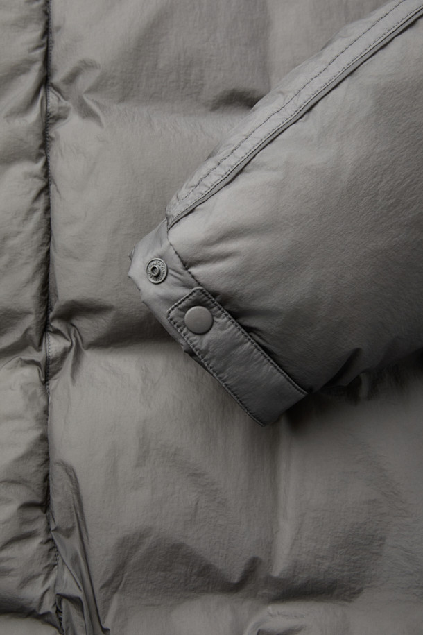 그레이 미들 후드 다운 재킷은 남성용 아우터로, 겨울철 캐주얼 스타일을 연출하기에 적합합니다. 무지 디자인에 오버핏으로 제작되어 편안한 착용감을 선사하며, 출근룩 및 캠핑룩 등 다양한 TPO에 활용할 수 있습니다. 80:20 구스다운 충전재와 두꺼운 두께감으로 뛰어난 보온성을 자랑하며, 벨크로 탈부착 후드, YKK 2-Way 지퍼, 초경량 소재 등 실용적인 기능성을 갖추었습니다. 시티보이, 미니멀 스타일을 선호하는 남성에게 추천하는 필수 아이템입니다.
