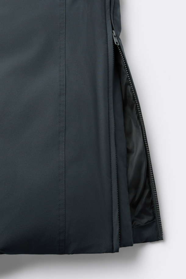 세련된 그레이 롱 다운 재킷입니다. 겨울철 추위를 완벽하게 막아줄 두꺼운 두께감과 오버핏 디자인으로 편안한 착용감을 선사합니다. 미니멀하고 베이직한 스타일로, 출근룩을 포함한 다양한 일상 패션에 활용하기 좋습니다. 80:20 구스다운 충전재와 YKK 2-Way 지퍼, 사이드 지퍼 슬릿, 히든 포켓 디테일로 기능성과 디자인을 모두 갖췄습니다. 폴리에스테르 소재로 제작되어 관리가 용이하며, 긴 소매 기장으로 보온성을 높였습니다.
