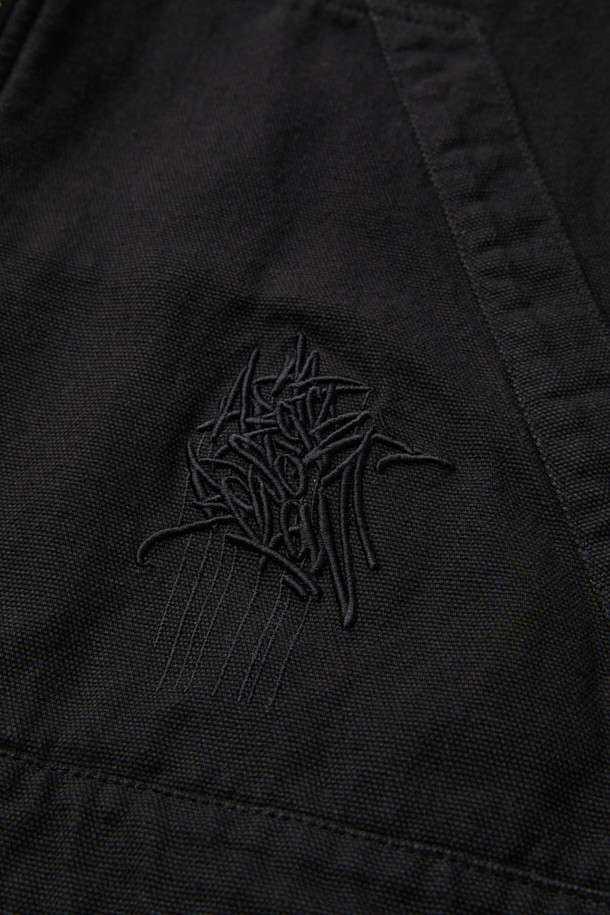 **[BISCO SMITH] 블랙 코튼 후드 집업 재킷**

[BISCO SMITH] 블랙 코튼 후드 집업 재킷은 봄, 가을 간절기에 적합한 아우터입니다. 캐주얼, 스트릿 스타일을 넘나드는 디자인으로, 릴랙스 핏의 크롭 기장이 특징입니다. 면 소재로 제작되어 두꺼운 두께감을 자랑하며, YKK 2-Way 지퍼, 후드 및 밑단 스트링, 전면 포켓 등 실용적인 디테일이 돋보입니다. 'AsAbove' 작품 자수 디테일이 돋보이는 이 재킷은 동네 마실룩, 캠핑룩 등 다양한 TPO에 활용하기 좋습니다.
