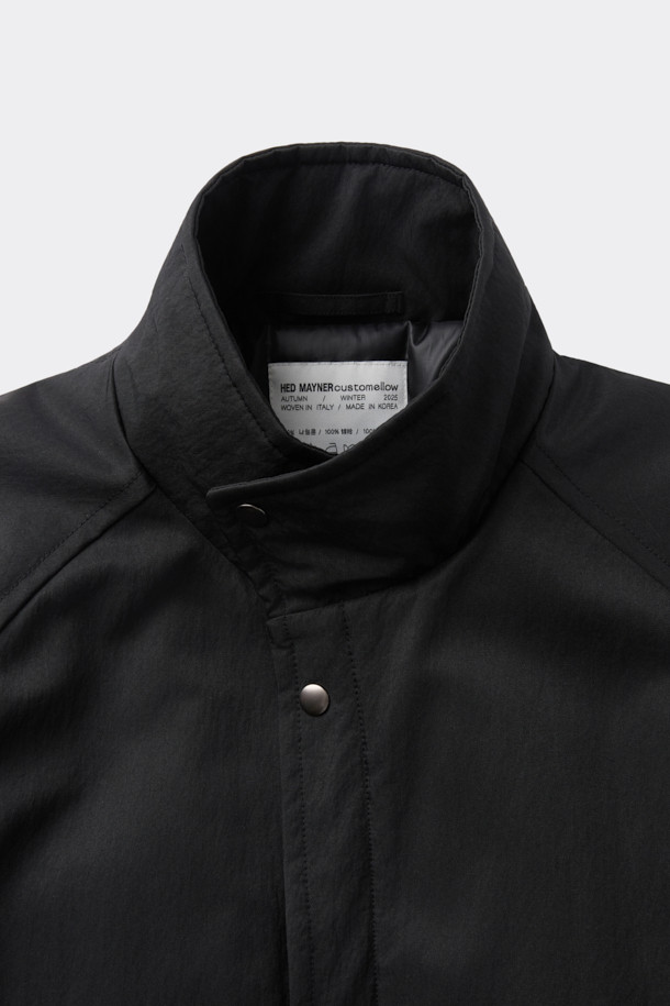 [HED MAYNER] 블랙 오버사이즈 핏 패딩 파카는 겨울철 일상과 출근룩에 모두 잘 어울리는 남성용 점퍼입니다. 부드러운 나일론 소재와 두꺼운 두께감으로 보온성을 높였으며, 오버핏 디자인과 라운드 숄더, 소매 스트랩 디테일이 특징입니다. 퀼팅 안감과 내외부 포켓 구성으로 실용성을 더했으며, 지퍼 여밈 방식으로 간편하게 착용할 수 있습니다. 미니멀하고 시크한 스타일을 연출하기에 좋으며, 다양한 룩에 활용하기 용이합니다.
