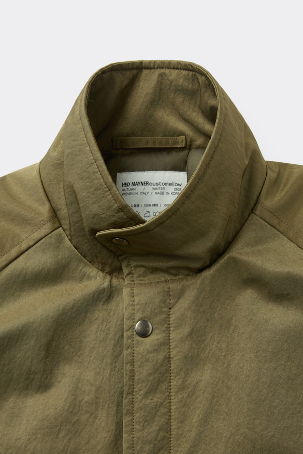 [HED MAYNER] 골드 오버사이즈 핏 패딩 파카는 겨울철 일상과 출근룩에 모두 잘 어울리는 남성용 아우터입니다. 모던한 무드의 무지 디자인에 오버핏으로 제작되어 편안하면서도 세련된 스타일을 연출합니다. 두꺼운 두께감의 나일론 소재와 퀼팅 안감으로 보온성을 높였으며, 구조적인 패턴과 소매 스트랩 디테일이 특징입니다. 집업 스타일로 간편하게 착용 가능하며, 내부 및 외부 포켓과 포켓 하단 포인트 라벨이 실용성을 더합니다. 미니멀, 클래식, 시크한 스타일을 즐기는 분들께 추천하는 패딩입니다.
