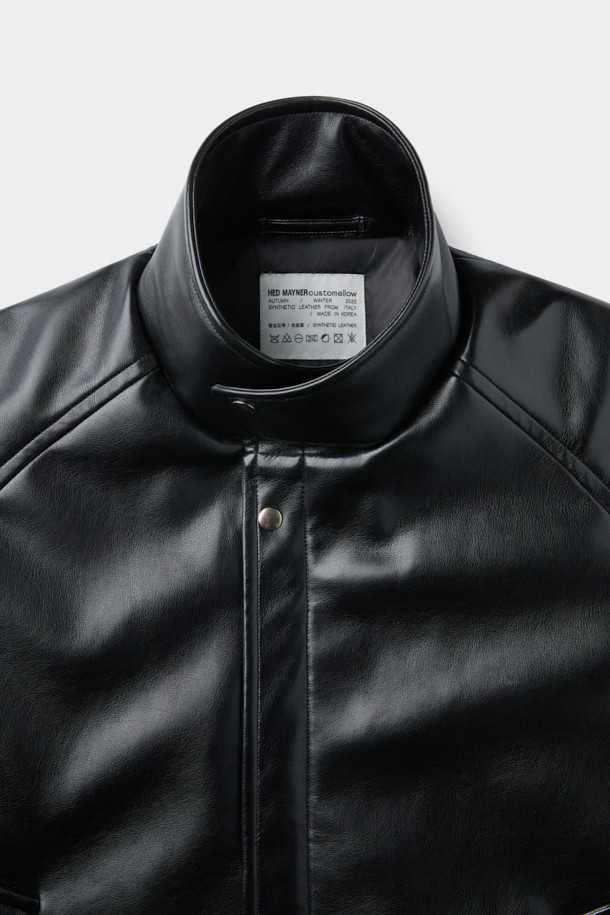HED MAYNER (헤드 메이너)의 블랙 페이크 레더 패디드 파카는 겨울철 일상에서 모던하고 미니멀한 스타일을 연출하기에 완벽한 아우터입니다. 부드러운 합성 가죽 소재에 넉넉한 오버핏 실루엣으로 편안한 착용감을 선사하며, 퀼팅 안감과 두꺼운 두께로 뛰어난 보온성을 제공합니다. 라운드 숄더, 소매 스트랩, 내/외부 포켓, YKK 2-Way 지퍼, 은은한 광택감 등의 디테일이 돋보이며, 긴 소매 기장으로 세련된 분위기를 더합니다. 시크하고 캐주얼한 스타일을 즐기는 남성분들께 추천하는 아이템입니다.
