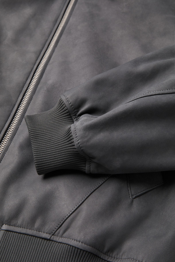 세련된 그레이 컬러의 소가죽 버시티 재킷입니다. 남녀 모두 착용 가능하며, 가을과 겨울에 따뜻하게 입을 수 있습니다. 오버핏 디자인에 YKK 2-Way 지퍼와 시보리 디테일로 스포티하고 캐주얼한 무드를 연출합니다. 부드러운 촉감의 두꺼운 소가죽 소재로 제작되어 편안함과 스타일을 동시에 잡았습니다. 출근룩과 모임룩 모두 소화 가능한, 캐주얼, 스포티, 미니멀 스타일을 즐기는 분들에게 추천합니다.
