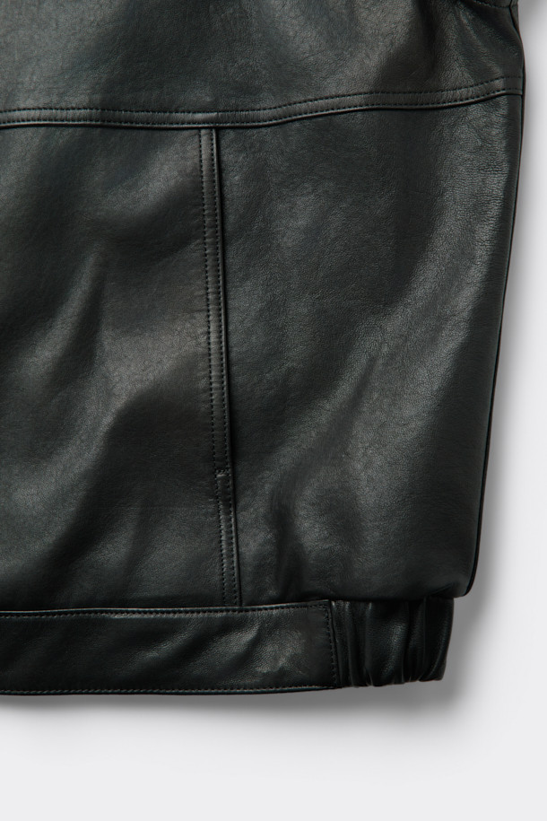 세련된 블랙 컬러의 소가죽 후드 집업 재킷입니다. 캐주얼, 클래식, 미니멀 스타일을 모두 아우르는 디자인으로, 봄, 가을 시즌에 활용하기 좋습니다. 부드러운 촉감과 두꺼운 두께감으로 편안하면서도 고급스러운 착용감을 선사합니다. YKK 지퍼를 사용하여 내구성을 높였으며, 데일리룩부터 모임룩, 출근룩까지 폭넓게 활용 가능합니다. 레귤러 핏으로 제작되어 어떤 체형에도 잘 어울립니다.
