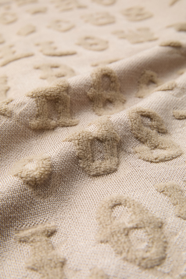 베이지 레터링 자카드 Y 가디건은 간절기에 스타일리시함을 더해줄 남성용 상의입니다. 부드러운 레이온, 아크릴, 울, 폴리에스테르 혼방 소재로 제작되어 편안한 착용감을 선사합니다. 크롭 기장에 릴랙스 핏으로 트렌디하며, 캐주얼, 미니멀, 클래식 스타일을 모두 아우르는 디자인입니다. 브이넥, 긴 소매, 얇은 두께감, 12GG의 자카드 짜임, 부드러운 촉감으로 이루어져 데이트룩과 봄 소풍룩에 적합합니다. 레터링 자카드 패턴이 돋보이는 이 가디건은 당신의 패션 감각을 한층 끌어올려 줄 것입니다.
