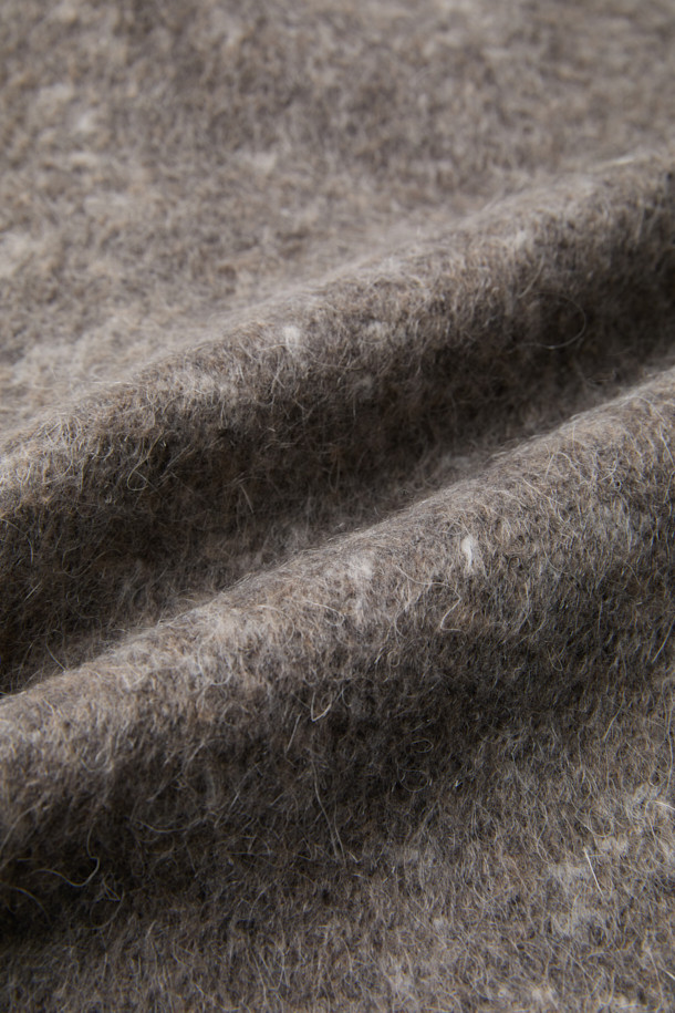 **Grey 모헤어 가디건**

부드러운 촉감의 그레이 컬러, 남성용 모헤어 가디건입니다. 릴랙스 핏에 브이넥 디자인으로 편안한 착용감을 선사하며, 가을/겨울 시즌에 적합합니다. 5GG 게이지, 멜란지 원사, 헤어리한 텍스처가 특징이며, 캐주얼, 미니멀, 클래식 스타일을 소화합니다. 출근룩과 모임룩 등 다양한 TPO에 활용 가능하며, 두꺼운 두께감으로 따뜻하게 착용할 수 있습니다. 아크릴, 나일론, 울, 모헤어, 폴리우레탄 혼방 소재로 제작되었습니다.
