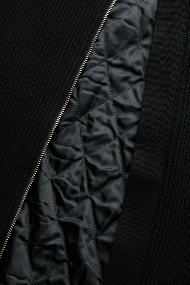 블랙 라인 칼라 가디건은 남성용 상의로, 가을과 겨울에 착용하기 좋은 두꺼운 두께의 니트/스웨터입니다. 코튼 86%와 울 14% 혼방 소재로 제작되어 부드러운 촉감을 선사하며, 퀼팅 안감으로 보온성을 높였습니다. 릴랙스 핏과 긴소매 디자인, 무지 패턴으로 베이직하고 미니멀한 스타일을 연출합니다. 2X1 립 카라와 1OZ 하스 충전재를 사용하여 아우터형 스웨터로도 활용 가능하며, 출근룩과 클래식, 미니멀, 캐주얼 스타일 모두에 잘 어울립니다.
