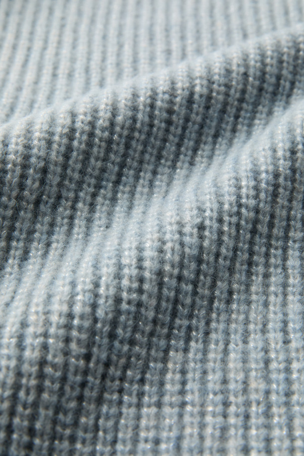 세련된 블루 메탈얀 넥 스웨터는 가을과 겨울, 당신의 스타일을 한층 끌어올려 줄 남성용 니트입니다. 부드러운 촉감의 폴리에스테르, 아크릴, 나일론, 메탈, 울 혼방 소재로 제작되어 편안한 착용감을 선사하며, 라운드넥과 긴 소매, 릴랙스 핏이 베이직하면서도 캐주얼한 무드를 연출합니다. 특히 메탈사가 더해져 은은하게 빛나는 세련된 컬러감이 돋보이며, 골지 패턴과 두꺼운 두께감으로 따뜻함까지 놓치지 않았습니다. 출근룩이나 모임룩 등 다양한 TPO에 활용 가능하며, 캐주얼, 클래식, 미니멀 스타일 모두 소화 가능한 매력적인 아이템입니다.
