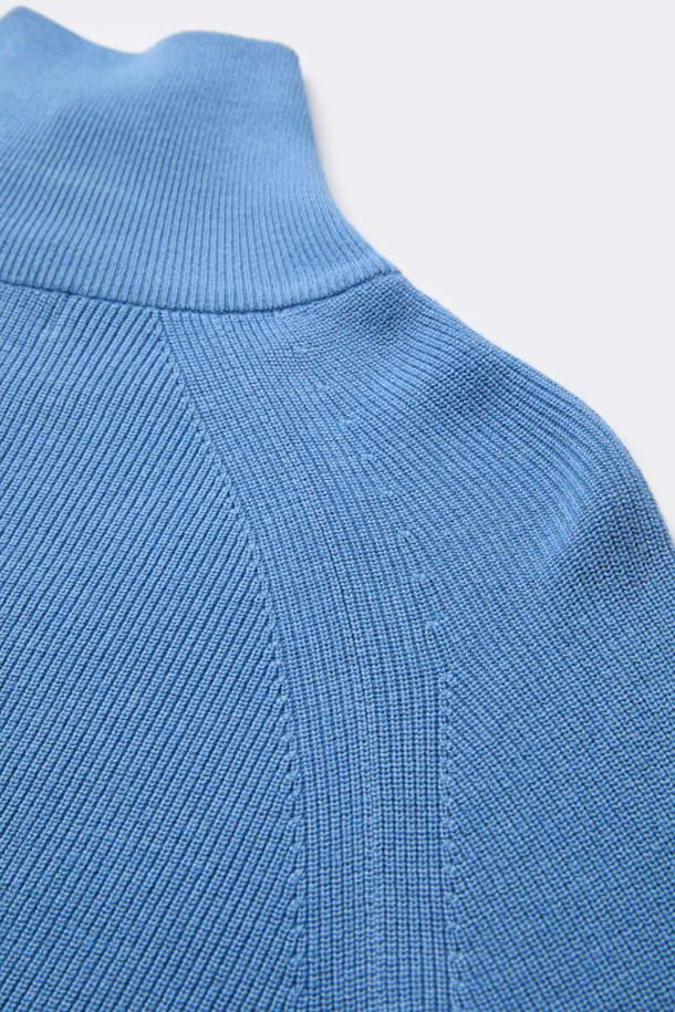 블루 터틀넥 사이드 지퍼 스웨터는 가을과 겨울에 어울리는 남성용 베이직 스타일 니트 스웨터입니다. 울, 코튼, 레이온 혼방 소재로 제작되어 산뜻한 촉감을 선사하며, 14GG 두께로 보온성을 더했습니다. 릴랙스핏으로 편안한 착용감을 제공하며, 사이드 지퍼 디테일이 특징입니다. 출근룩과 비즈니스 캐주얼에 활용하기 좋으며, 클래식, 미니멀, 캐주얼 스타일을 모두 소화할 수 있습니다.
