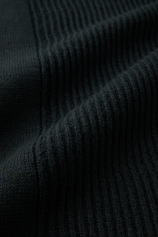 블랙 터틀넥 하프 집업 스웨터는 가을, 겨울 시즌에 어울리는 남성용 상의입니다. 부드러운 면과 울 혼방 소재로 제작되어 얇지만 보온성이 뛰어나며, 레귤러 핏으로 편안하게 착용 가능합니다. 미니멀하고 베이직한 디자인으로 출근룩, 비즈니스 캐주얼 등 다양한 TPO에 활용하기 좋습니다. 12GG 골조직 짜임과 하프 집업 디테일이 특징이며, 긴 소매와 터틀넥/하프넥 디자인으로 세련된 스타일을 연출합니다.
