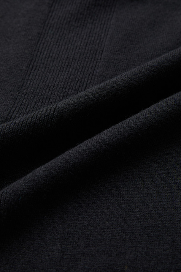 네, 알겠습니다. 주어진 정보를 바탕으로 블랙 터틀넥 스웨터에 대한 상세 설명을 작성하겠습니다.

**블랙 터틀넥 스웨터**

부드러운 울 소재로 제작되어 가을과 겨울, 포근한 착용감을 선사하는 블랙 터틀넥 스웨터입니다. 레귤러 핏에 긴 소매 기장으로, 베이직한 디자인과 두꺼운 두께감이 특징입니다. 출근룩, 비즈니스 캐주얼, 모임룩 등 다양한 TPO에 활용 가능하며, 클래식, 미니멀, 시크한 스타일을 연출하기 좋습니다. 무지 디자인에 배색 자수 포인트로 은은한 멋을 더했습니다.
