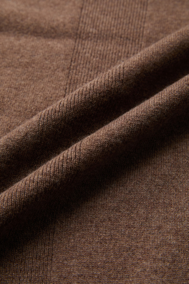 남성용 브라운 터틀넥 스웨터입니다. 가을과 겨울에 어울리는 두꺼운 두께감의 울 소재로 제작되어 부드러운 촉감을 선사합니다. 베이직하고 미니멀한 스타일로, 레귤러 핏과 긴 소매 기장으로 편안함을 더했습니다. 하찌 조직 소매와 자수사 배색 디테일이 특징이며, 데일리룩에 클래식한 무드를 더해줍니다. 일상생활에서 폭넓게 활용하기 좋은 아이템입니다.
