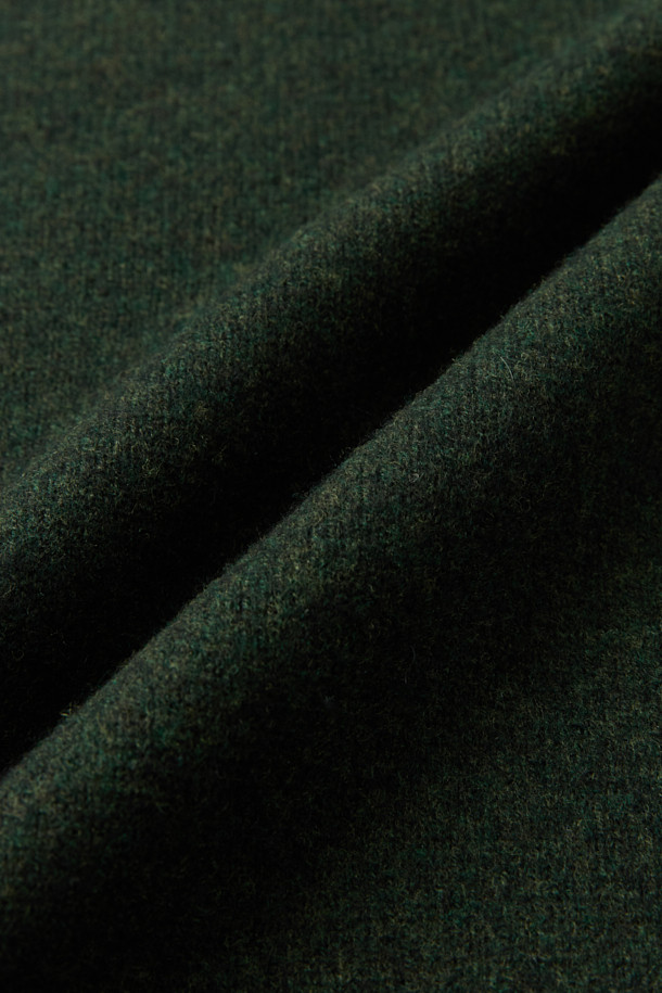 [HED MAYNER] 그린 울 트위스티드 베스트는 모던한 스타일을 추구하는 분들을 위한 아이템입니다. 부드러운 울 소재와 릴랙스 핏으로 편안한 착용감을 선사하며, 비틀린 비대칭 실루엣과 트위스트 절개 구조가 독특한 매력을 더합니다. 펠트 워싱 가공과 자연스러운 보풀감, 입체적인 표면 질감이 특징이며, V넥 디자인과 민소매 기장으로 클래식, 미니멀, 시크한 무드를 연출합니다. 모임룩에 포인트를 더할 수 있는 베스트입니다.
