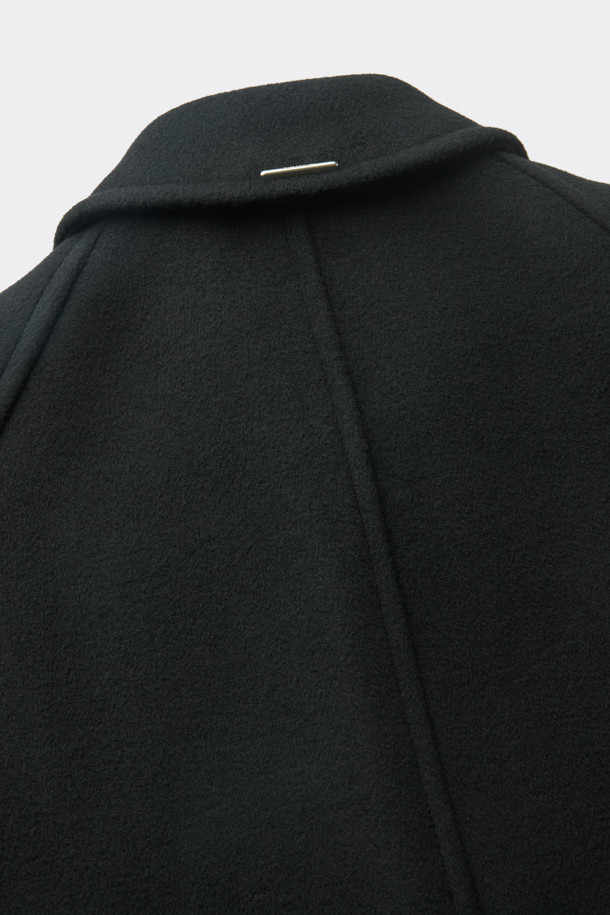 블랙 발마칸 코트는 가을과 겨울, 쌀쌀한 날씨에 돋보이는 아우터입니다. 울, 캐시미어, 폴리에스테르, 나일론, 아크릴, 레이온 등 다양한 소재를 혼방하여 제작되었으며, 부드러운 촉감과 두꺼운 두께로 뛰어난 보온성을 제공합니다. 래글런 소매 디자인과 레귤러핏으로 제작되어 편안한 착용감을 선사하며, 싱글 버튼 여밈 방식으로 미니멀하고 클래식한 분위기를 연출합니다. 일상, 오피스룩, 모임룩 등 다양한 TPO에 활용 가능하며, 미니멀, 클래식, 시크한 스타일을 즐기는 분들께 추천합니다.
