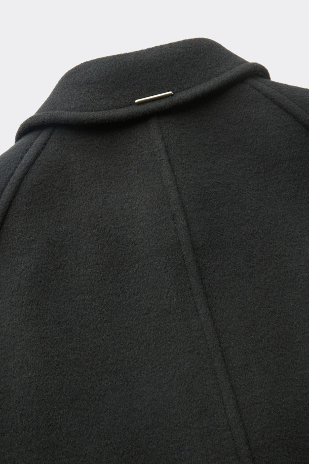 세련된 스타일을 완성하는 그레이 발마칸 코트입니다. 가을, 겨울 시즌에 어울리는 두꺼운 두께감으로 따뜻하게 착용 가능하며, 울, 캐시미어, 폴리에스터, 나일론, 아크릴, 레이온 등 다양한 소재 혼방으로 부드러운 촉감을 선사합니다. 래글런 소매 디자인과 레귤러핏으로 편안한 착용감을 제공하며, 버튼 여밈 방식과 미니멀하고 클래식한 디자인이 돋보입니다. 출근룩, 겨울 데일리룩, 오피스룩 등 다양한 TPO에 활용하여 시크한 스타일을 연출해보세요.
