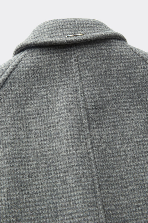 라이트 그레이 컬러의 패턴 발마칸 코트입니다. 울과 폴리에스테르 혼방 소재로 제작되어 가을과 겨울에 따뜻하게 착용할 수 있습니다. 클래식하고 미니멀한 스타일로, 래글런 소매와 레귤러 핏 디자인이 특징입니다. 출근룩, 겨울 데일리룩, 오피스룩 등 다양한 TPO에 활용하여 시크한 스타일을 연출해보세요.
