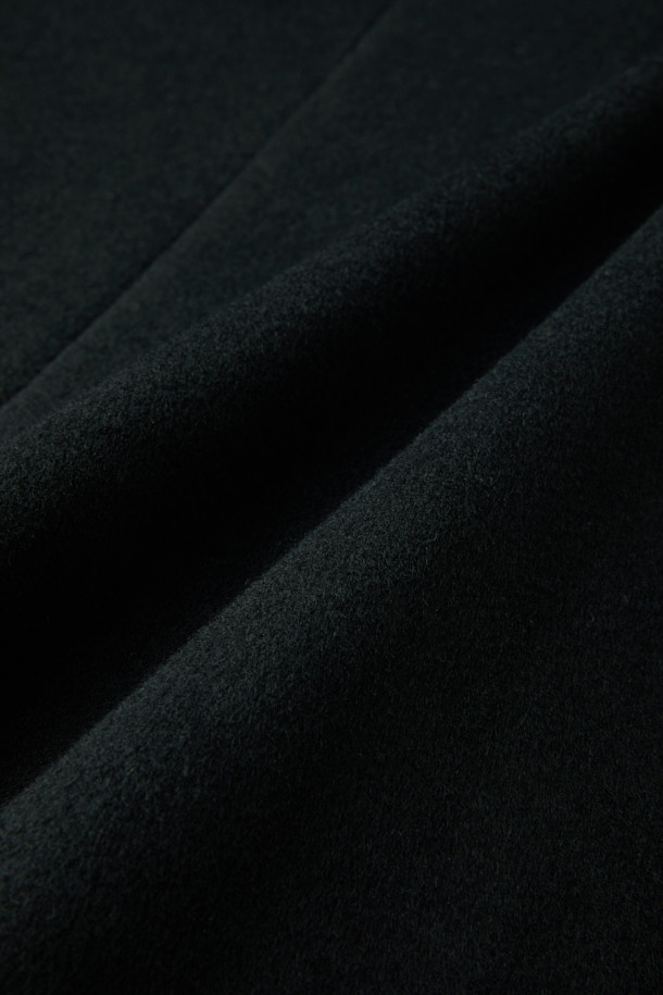 블랙 울 체스터필드 코트는 가을과 겨울 시즌, 오피스룩, 겨울 데일리룩, 모임룩에 모두 어울리는 클래식하고 시크한 스타일의 롱 코트입니다. 부드러운 울, 폴리에스테르, 캐시미어, 나일론, 아크릴, 레이온 혼방 소재로 제작되어 두꺼운 두께감과 고급스러운 핏을 자랑합니다. 레귤러 핏 싱글 버튼 디자인으로 미니멀하면서도 세련된 분위기를 연출하며, 숄더 패드가 어깨 라인을 살려줍니다. 무지 디자인에 긴소매로 어떤 옷에도 매치하기 쉬워 활용도가 높습니다.
