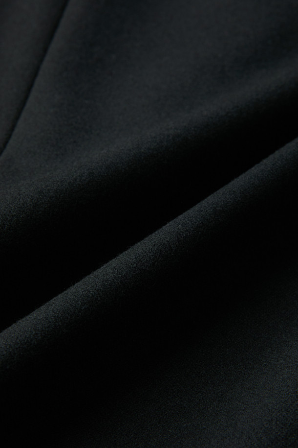 블랙 루즈 핏 셋업 재킷입니다. 레이온, 폴리에스테르, 폴리우레탄 혼방 소재로 제작되어 부드러운 촉감과 중량감을 느낄 수 있습니다. 싱글 버튼 여밈 방식의 레귤러 기장 블레이저 스타일이며, 넉넉한 루즈핏으로 편안하게 착용 가능합니다. 봄, 가을에 출근룩, 비즈니스 캐주얼, 모임룩 등 다양한 TPO에 맞춰 클래식, 미니멀, 시크한 스타일을 연출하기 좋습니다. 무지 디자인으로 어떤 옷에도 쉽게 매치할 수 있는 베이직한 아이템입니다.
