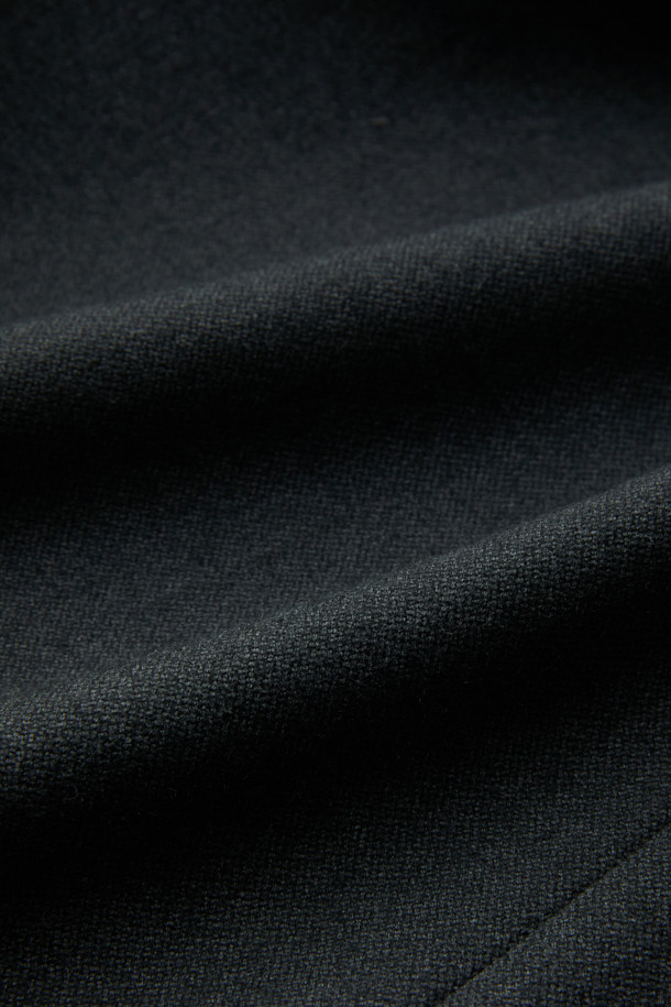 세련된 그레이 컬러의 Grey Loose Fit 셋업 재킷입니다. 레이온, 폴리에스테르, 폴리우레탄 혼방 소재로 제작되어 부드러운 촉감과 편안한 착용감을 선사합니다. 싱글 버튼 여밈 방식과 루즈핏 디자인으로 캐주얼하면서도 미니멀한 스타일을 연출하며, 출근룩과 모임룩 모두 소화 가능합니다. 긴 소매의 블레이저 스타일로, 무지 패턴의 디자인은 어떤 룩에도 쉽게 매치할 수 있습니다. 언컨스트럭티드 셋업으로 편안함과 스타일을 동시에 잡으세요.
