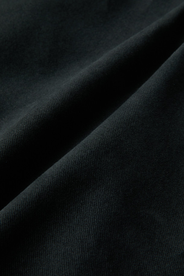 블랙 면 혼방 치노 팬츠입니다. 봄, 여름, 가을 계절에 어울리는 베이직하고 캐주얼한 스타일의 긴 바지입니다. 레귤러핏으로 편안하게 떨어지며, 하프 밴딩 처리되어 활동성을 높였습니다. 면과 폴리우레탄 혼용 소재로 제작되어 신축성이 있으며, 일상생활에서 데이트룩, 출근룩 등 다양하게 활용하기 좋습니다. 미니멀하고 클래식한 스타일을 연출하기에 적합한 아이템입니다.
