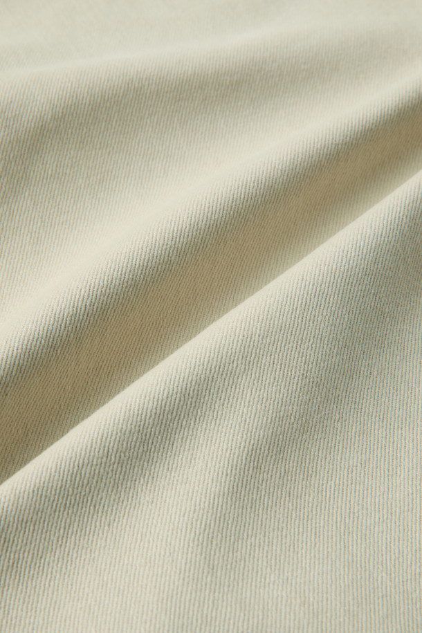 아이보리 코튼 치노 팬츠는 봄, 여름, 가을 계절에 착용하기 좋은 데일리 아이템입니다. 면과 폴리우레탄 혼방 소재로 제작되어 편안한 착용감과 신축성을 제공합니다. 레귤러 핏에 하프 밴딩 디자인으로 활동성을 높였으며, 무지 디자인으로 캐주얼, 미니멀, 클래식 스타일 모두 소화 가능합니다. 동네 마실룩이나 쇼핑룩에 매치하여 편안하면서도 스타일리시한 룩을 연출해 보세요.
