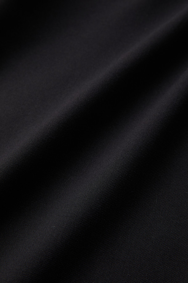 블랙 와이드 핏 팬츠는 일상, 오피스룩, 비즈니스 캐주얼, 출근룩에 모두 잘 어울리는 활용도 높은 슬랙스입니다. 레이온, 폴리에스테르, 울, 폴리우레탄 혼방 소재로 제작되어 부드러운 촉감과 편안한 착용감을 선사합니다. 미니멀하고 시크한 스타일을 연출하며, 사계절 내내 착용 가능합니다. 허리 부분은 하프 밴딩과 원턱 디테일로 편안함과 활동성을 더했습니다. 와이드 핏과 긴 기장으로 다리가 길어 보이는 효과를 줍니다.
