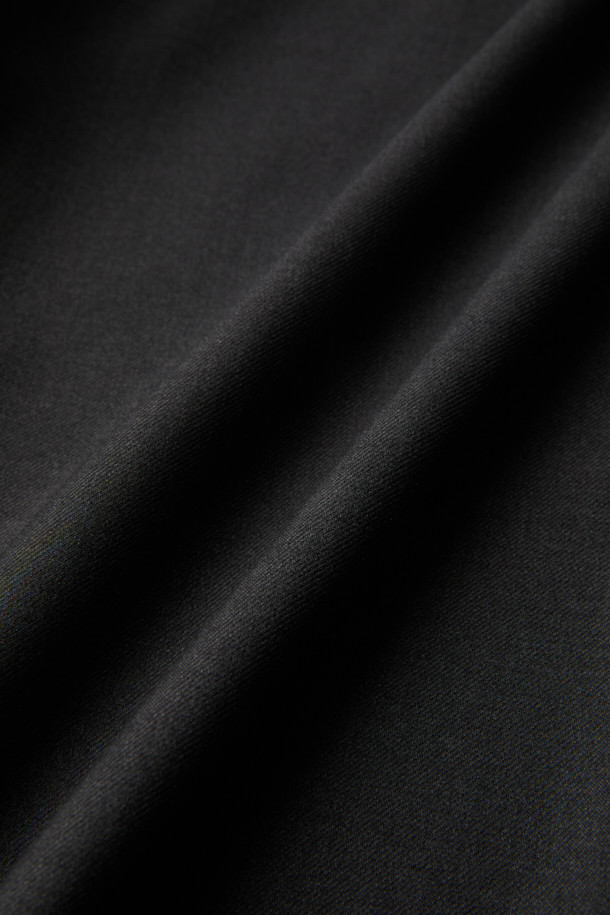 세련된 그레이 와이드 핏 슬랙스입니다. 레이온, 폴리에스테르, 울, 폴리우레탄 혼방 소재로 제작되어 부드러운 촉감과 편안한 착용감을 선사합니다. 베이직한 디자인에 무지 패턴으로 어떤 스타일에도 잘 어울리며, 하프 밴딩과 원턱 디테일로 활동성을 더했습니다. 오피스룩, 비즈니스 캐주얼, 모임룩 등 다양한 TPO에 활용 가능한 만능 아이템으로, 클래식, 미니멀, 시크한 스타일을 연출하기 좋습니다. 사계절 내내 활용 가능한 긴 기장의 와이드핏 팬츠로, 당신의 옷장에 필수적인 아이템이 될 것입니다.
