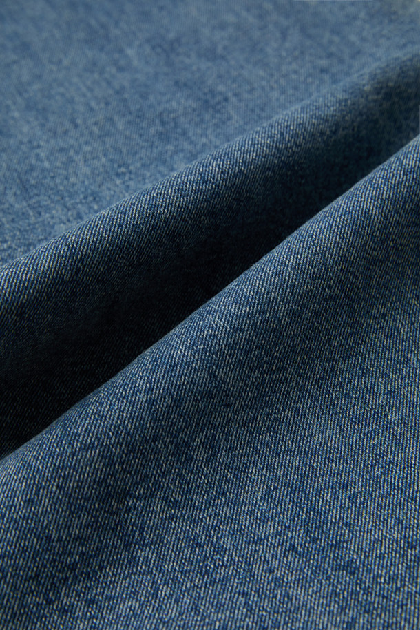 남성용 블루 레귤러 핏 데님 팬츠입니다. 캐주얼하고 베이직한 스타일로, 사계절 내내 활용하기 좋습니다. 스톤워싱과 과망워싱 처리되어 자연스러운 색감과 빈티지한 느낌을 더했습니다. 데이트룩, 쇼핑룩 등 다양한 TPO에 잘 어울리며, 미니멀, 클래식 스타일을 즐겨 입는 분들께 추천합니다. 면, 데님, 폴리우레탄 혼방 소재로 제작되었으며, 밑단은 좁아지는 테이퍼드 핏으로 디자인되었습니다.
